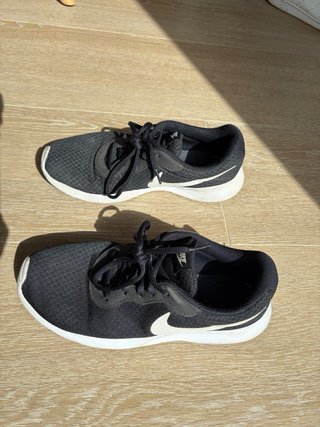 Nike Tanjun Talla 42 Negras