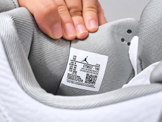 Air Jordan 4 Retro en blanco y gris, NUEVAS