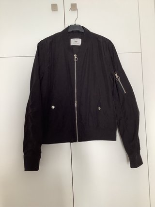 Bomber Bershka negra talla L – estilo básico y cas