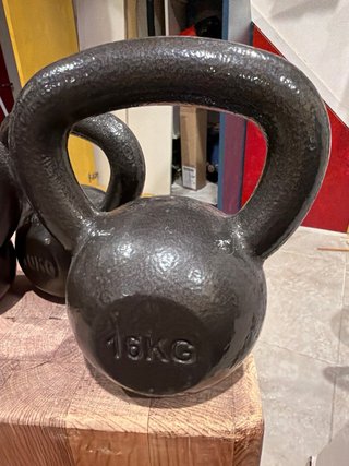 Juego Kettlebells 16-10-8-4 kgs + disco 5kg