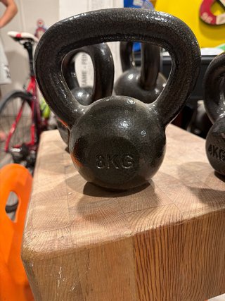 Juego Kettlebells 16-10-8-4 kgs + disco 5kg