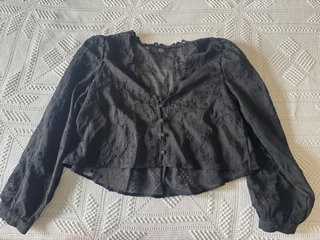 Blusa negra bordada manga larga