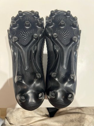 Botas de fútbol New Balance negras