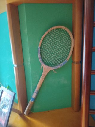 Raqueta de Tenis Antigua de Madera