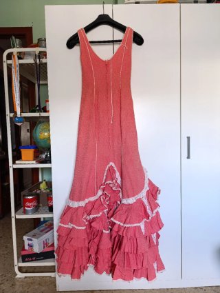 Traje de flamenca rosa con volantes