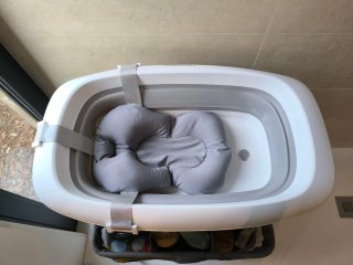 Bañera Twistshake con soporte y cojín de baño.