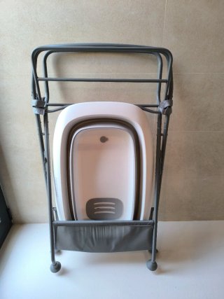 Bañera Twistshake con soporte y cojín de baño.