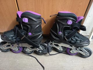 Patines en línea negros y morados