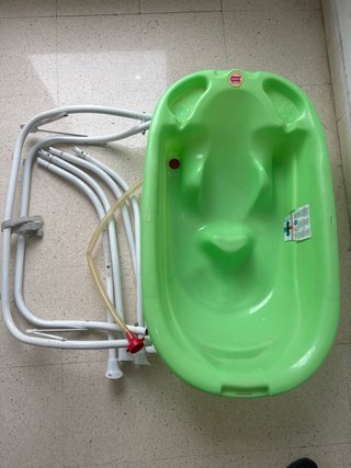 Bañera para bebé con patas para y desagüe.