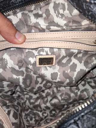 Bolso Guess Negro y Beige