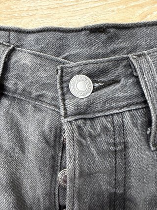 Shorts Levi's grises desgastados, perfecto estado