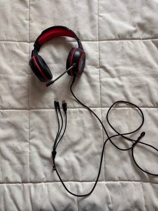 Auriculares Gaming Fantech Negros y Rojos