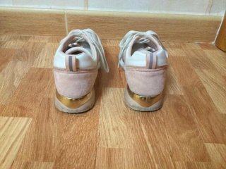 Zapatillas blancas y rosa con detalle dorado