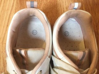 Zapatillas blancas y rosa con detalle dorado