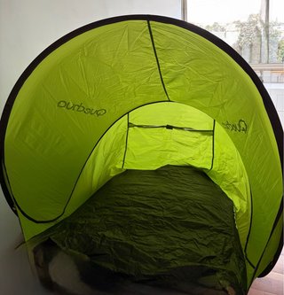 Tienda de campaña verde Quechua
