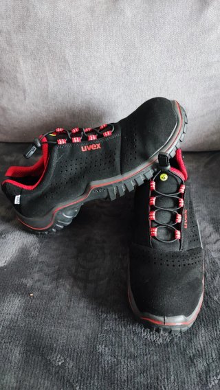 Zapatos de trabajo Uvex negros y rojos