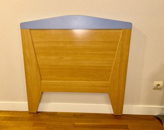 Cabecero de cama y estantería de madera.