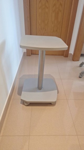 Mesita auxiliar con ruedas