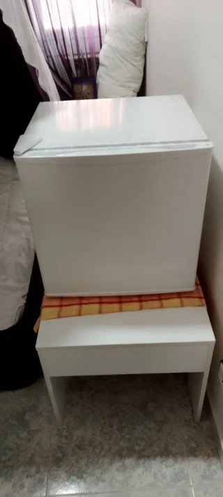 Nevera pequeña blanca, con congelador
