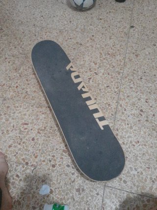 Skateboard con Diseño Geométrico