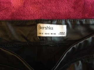 Pantalón efecto piel negro talla S