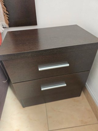 Mesa de noche de madera oscura