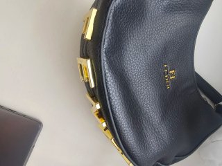 Bolso estilo fndi Negro y Dorado