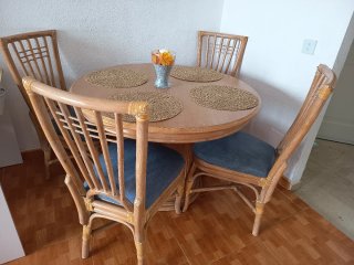 Mesa redonda y 4 sillas de madera
