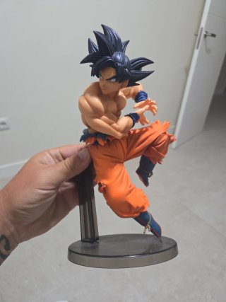 Figura Goku Ultra Instinto Señal Bandai