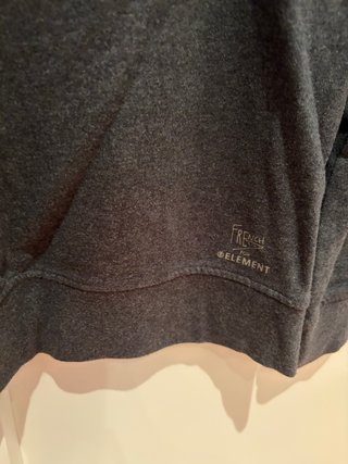 Sudadera gris con estampado