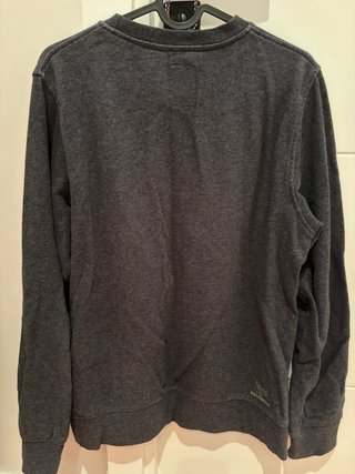 Sudadera gris con estampado