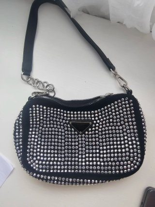 Bolso negro con pedrería y cadena