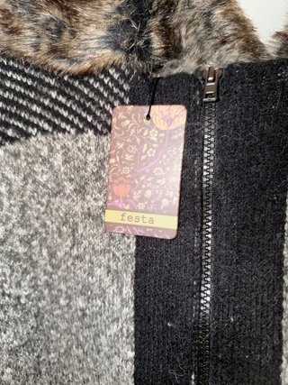 Capa con capucha y pelo