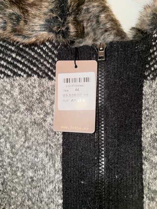 Capa con capucha y pelo