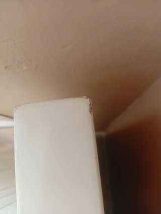 Mesa moderna blanca y madera