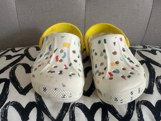 Crocs Blancos con Estampado TALLA 27-28