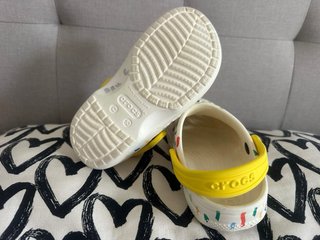 Crocs Blancos con Estampado TALLA 27-28