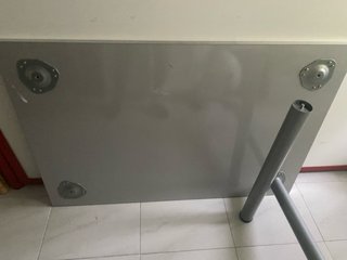 Mesa de escritorio roja  con Patas Metálicas