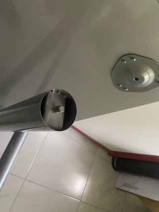 Mesa de escritorio roja  con Patas Metálicas