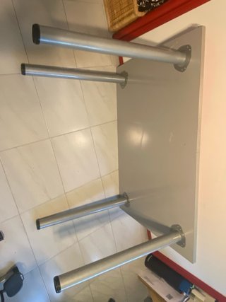 Mesa de escritorio roja  con Patas Metálicas