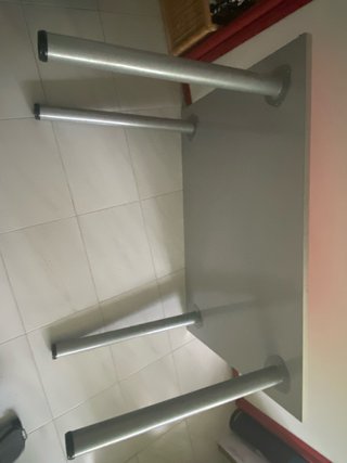 Mesa de escritorio roja  con Patas Metálicas