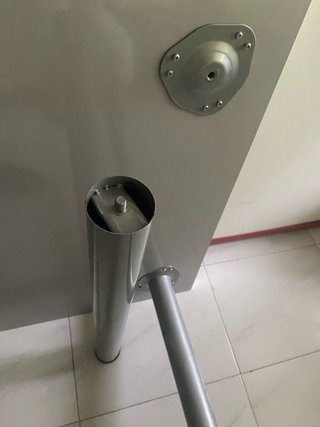 Mesa de escritorio roja  con Patas Metálicas