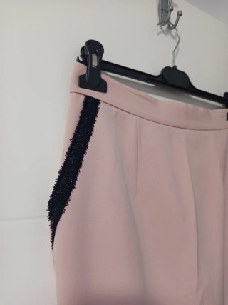 Falda rosa con detalles negros