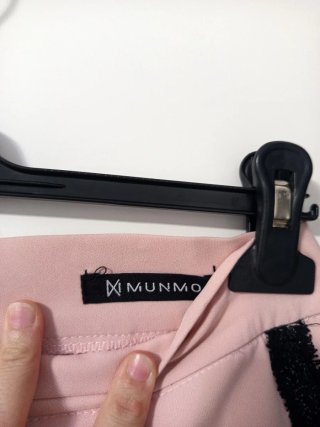 Falda rosa con detalles negros