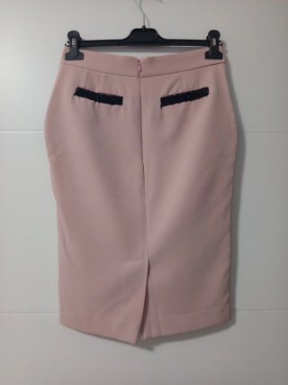 Falda rosa con detalles negros