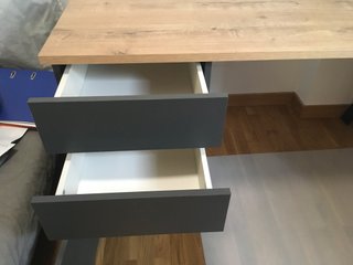 Escritorio con cajonera