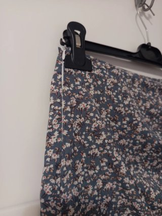 Falda floral con cordón