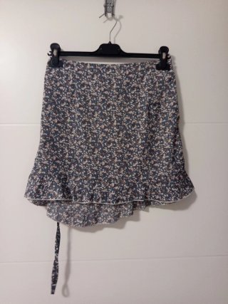 Falda floral con cordón