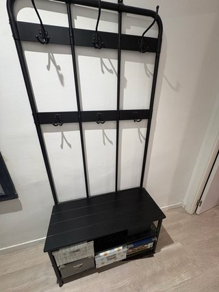 Mueble recibidor con perchero metálico negro