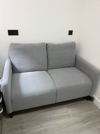 Sofá de dos plazas gris
